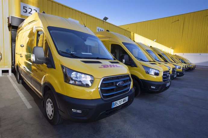 Archivo - DHL Express incorpora 46 furgonetas electricas Ford E-Transit a su flota de última milla en España.