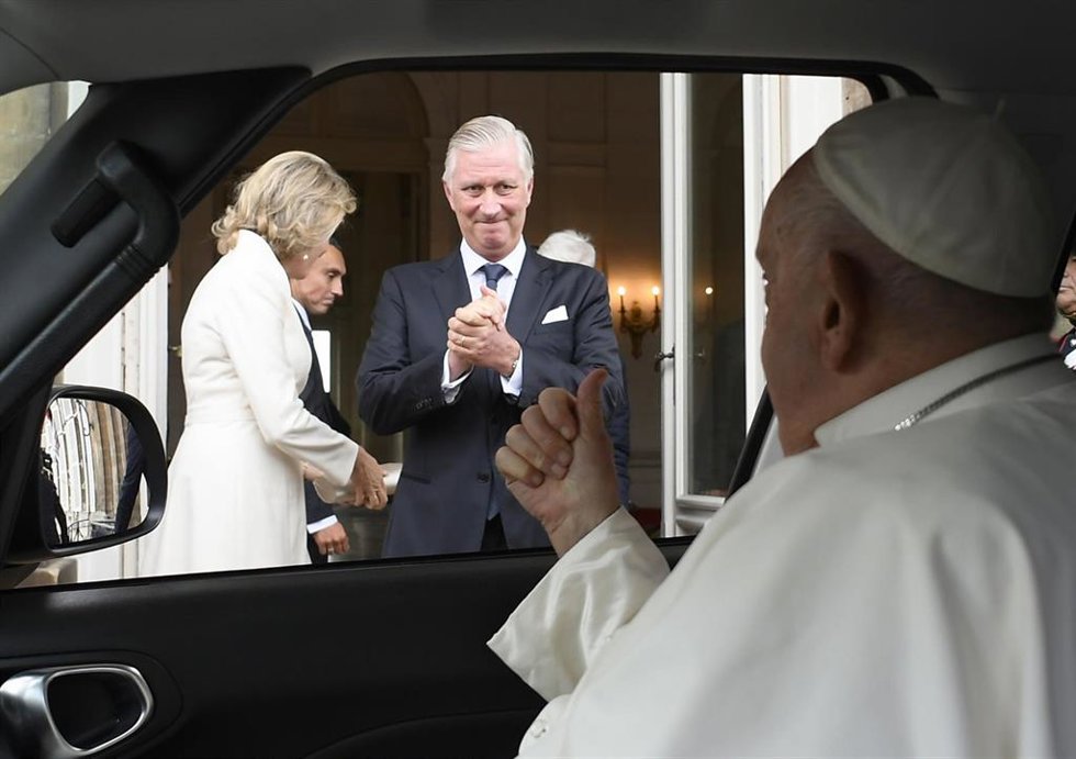 Belgium: NO LIBRI** Belgium,  2024/9/27.Pope Francis greets King Philippe of Belgium and Queen Mathilde of Belgium after a meeting with Belgium's civil authorities at the Castle of Laeken, near Brussels, during his visit to Belgium.   Photograph by VATI