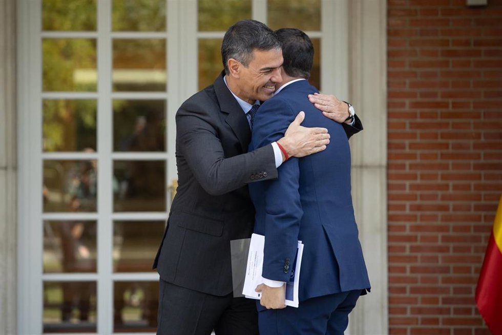 El presidente del Gobierno, Pedro Sánchez (i), recibe al presidente del Principado de Asturias, Adrián Barbón (d), en el Complejo de La Moncloa, a 27 de septiembre de 2024, en Madrid (España). Estas reuniones se enmarcan en la ronda que suele hacer el j