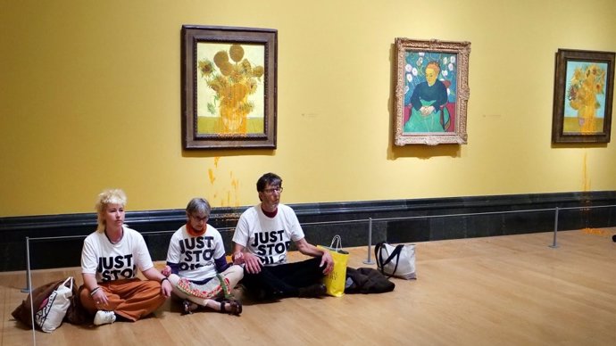 Tres activistas protestan después de lanzar sopa de tomate a 'Los Girasoles de 1888 y 1889 de Van Ggh, en la National Gallery de Londres, a 27 de septiembre del 2024.