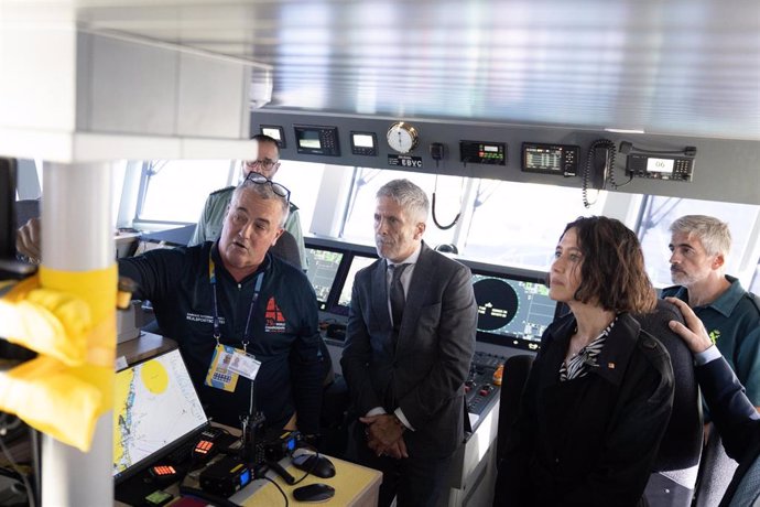 La consellera de Interior y Seguridad Pública, Núria Parlon (2d) y el ministro del interior Fernando Grande-Marlaska (c) durante su visita al Centro de Coordinación Policial de la Copa América, en el Puerto de Barcelona.