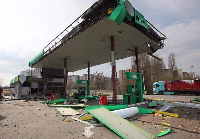 Archivo - Imagen de archivo de una gasolinera en ruinas en Ucrania