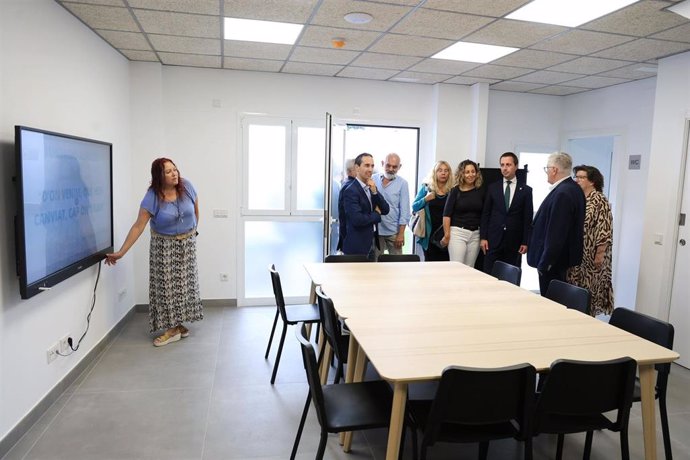 El presidente del Consell de Mallorca, Llorenç Galmés, y la consellera de Familias y Asuntos Sociales, Catalina Cirer, visitan las instalaciones de la residencia Son Ametller.