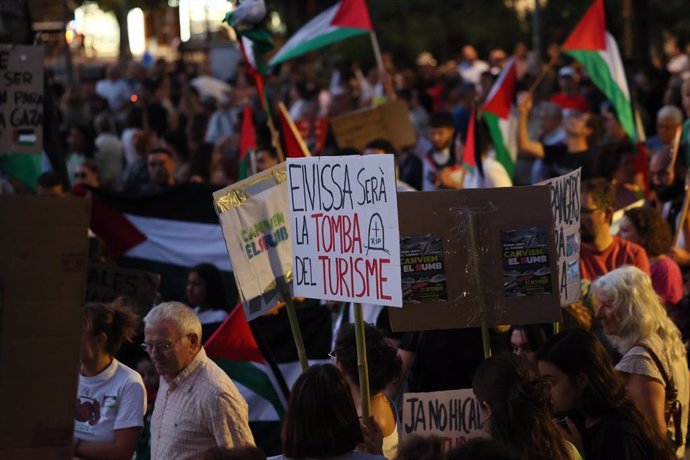 Decenas de personas durante una manifestación en contra de la masificación turística, en el parque de la Paz de Ibiza.