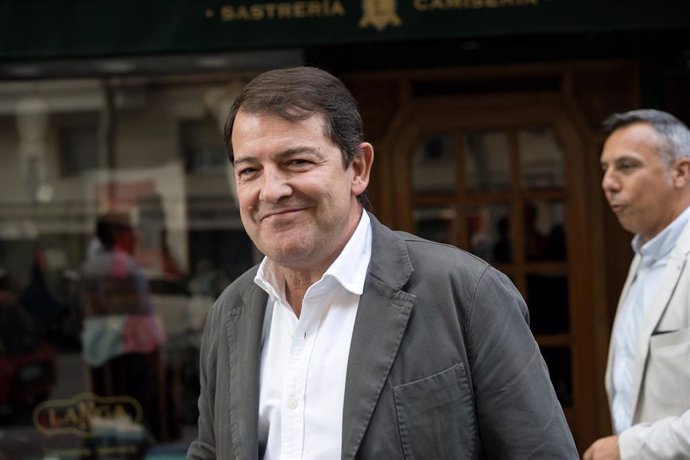 El presidente de Castilla y León, Alfonso Fernández Mañueco, sale del Restaurante Di María tras una comida con la cúpula del PP, a 23 de septiembre de 2024, en Madrid (España). 