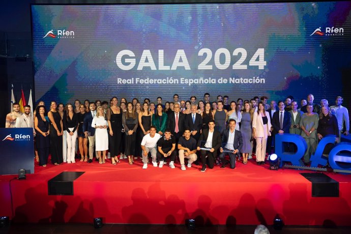 Todos los premiados de la Gala RFEN Aquatics, con las autoridades Fernando Carpena y Alejandro Blanco.