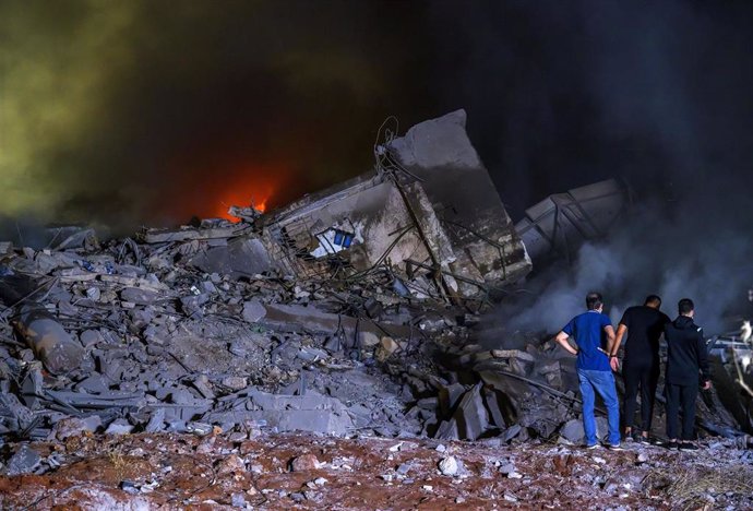 Edificios destrozados tras un bombardeo israelí contra el cuartel general de Hezbolá 