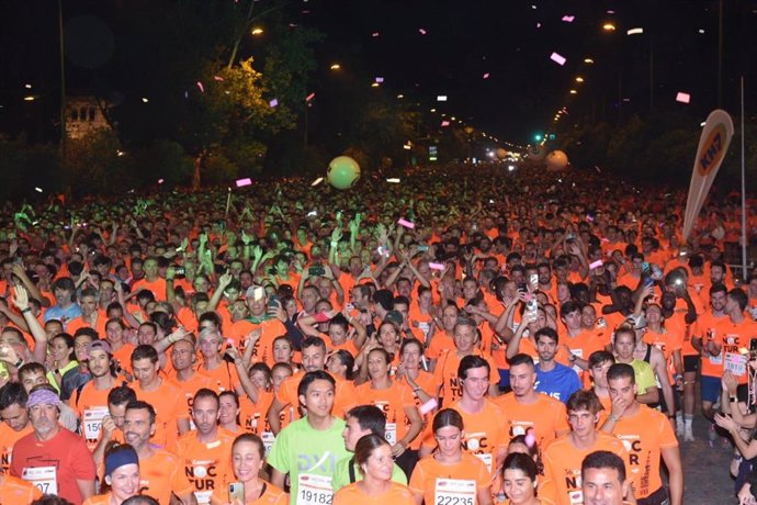 Más de 22.000 personas han protagonizado en Sevilla una edición de récord de la Carrera Nocturna del Guadalquivir KH7.