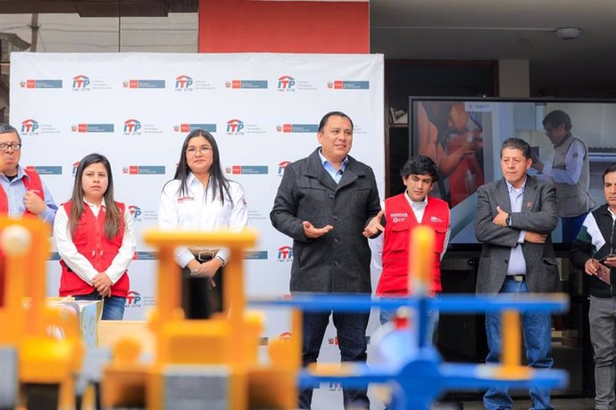 El ministro de la Producción, Sergio González, lideró una actividad con jóvenes innovadores de la región Cajamarca.