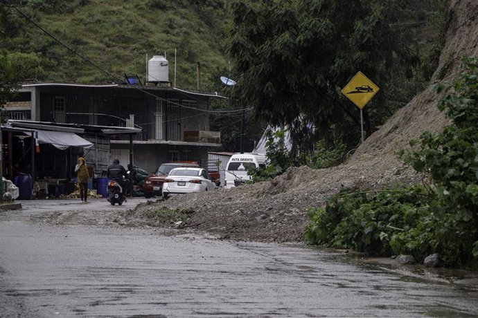 La tormenta tropical 'John' a su paso por Guerrero, México.