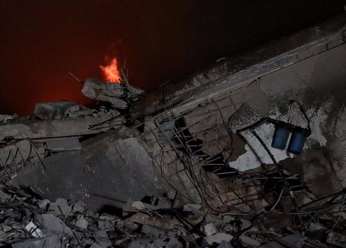 Vista de un edificio destruido por ataques de Israel contra el sur de Beirut, Líbano