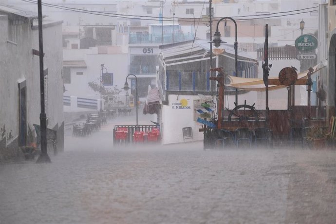 Archivo - Riadas en las calles de El Cotillo con motivo de la llegada de un temporal a la isla, en El Cotillo, Fuerteventura, Canarias, (España), a 5 de febrero de 2021.