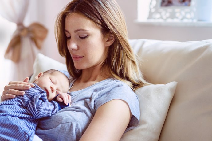 Madre con sus bebé recién nacido.