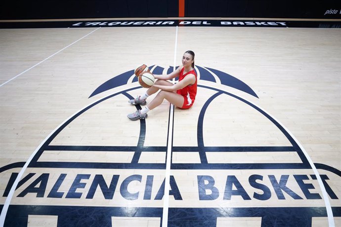 Archivo - Raquel Carrera posa en la cancha de L'Alqueria del Basket de Valencia