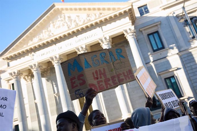 Archivo - Varias personas se concentran frente al Congreso en defensa de la ILP RegularizaciónYa mientras se debate la iniciativa en el Congreso, a 9 de abril de 2024, en Madrid (España). 