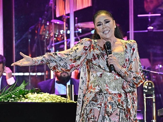 Isabel Pantoja en el escenario del Huerta del Obispo durante su concierto en Alcalá de Henares a 27 de Septiembre de 2024 en Alcalá de Henares (España).    Francisco Guerra / Europa Press ISABEL PANTOJA;CONCIERTO;FAMOSOS;MÚSICA; 27/9/2024