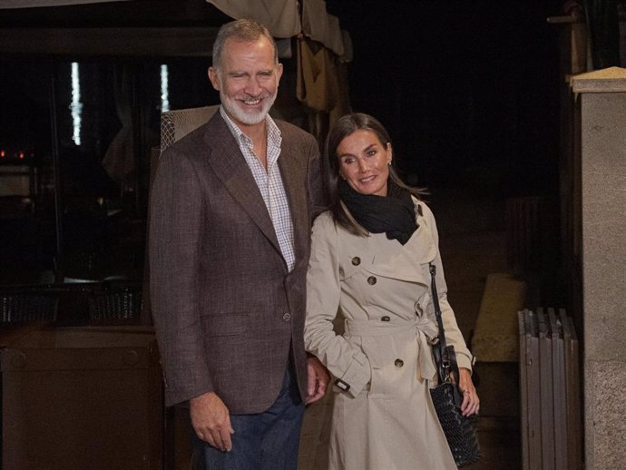 El Rey Felipe VI y la Reina Letizia a su salida del restaurante O’Peirao, a 27 de septiembre de 2024, en Combarro, Pontevedra, Galicia (España).