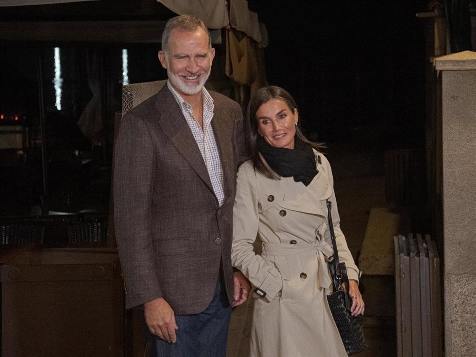 El Rey Felipe VI y la Reina Letizia a su salida del restaurante OPeirao, a 27 de septiembre de 2024, en Combarro, Pontevedra, Galicia (España).