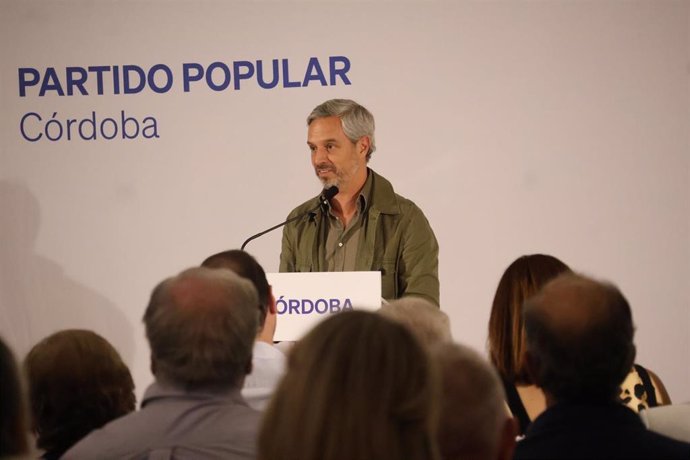 El vicesecretario de Economía del PP, Juan Bravo, interviene en el Congreso local del PP de La Carlota.