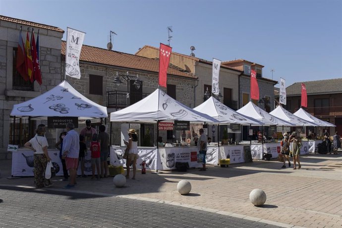 Archivo - Varios de los puestos que conforman el mercadillo La Despensa de Madrid, en la plaza de la Constitución de Moralzarzal, a 22 de agosto de 2021, en Moralzarzal, Madrid (España).