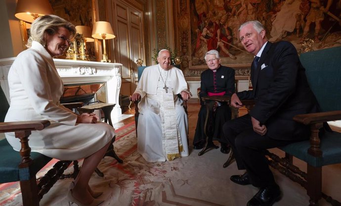 27 September 2024, Belgium, Brussels: King Philippe - Filip of Belgium (R) and Queen Mathilde of Belgium (L) receive Pope Francis during a papal visit to the Royal Castle in Laeken, Brussels. 