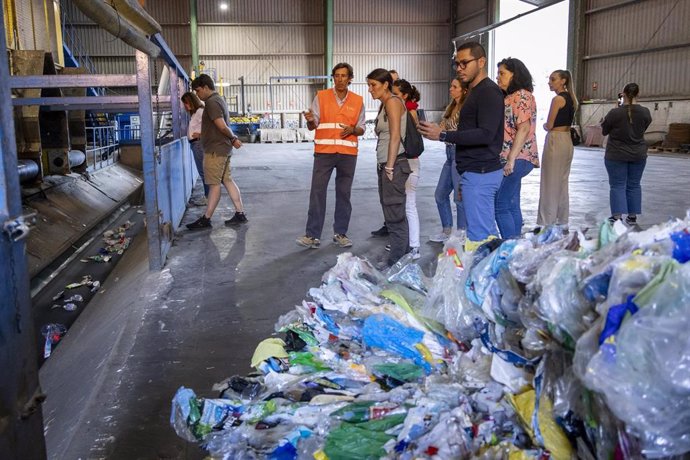 Alumnado del encuentro 'Economía Circular: Hacia un modelo empresarial, económico y social,  incluido en la programación de los Cursos de Verano de la UNIA en Málaga ha visitado el centro ambiental de Los Ruices.