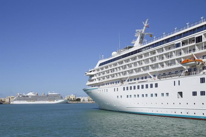 Dos cruceros anclados en el puerto de Cádiz en una imagen de archivo.