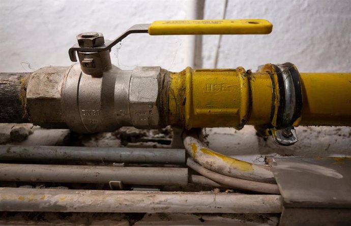 Archivo - FILED - 26 January 2023, Bavaria, Munich: A gas line can be seen in the basement of an apartment building. Photo: Sven Hoppe/dpa