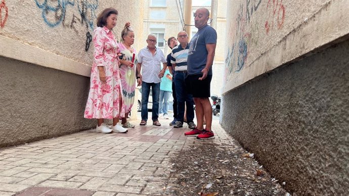 La concejala del PSOE, Rosa del Mar Rodríguez, durante una visita a la zona de Sagrada Familia en el distrito Ciudad Jardín.