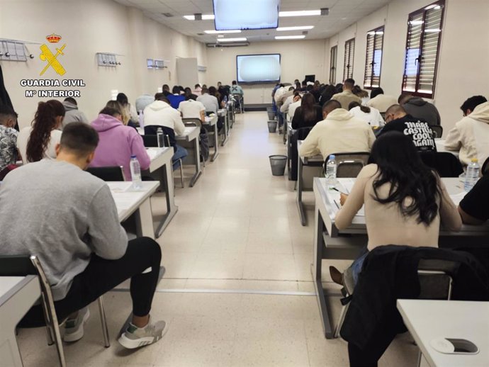 Aspirantes opositando este sábado para ingresar en la Guardia Civil