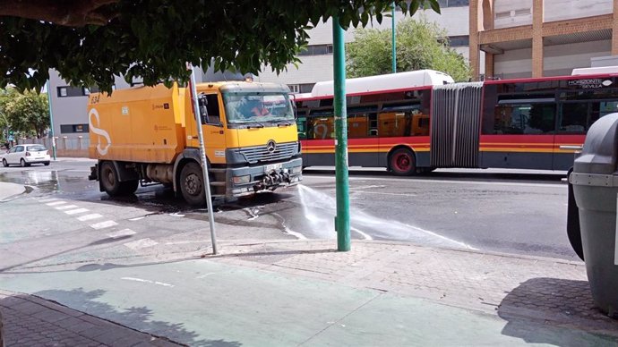 Archivo - 24 operarios y diez vehículo  de Lipassam trabajarán las horas previas y posteriores al encuentro.