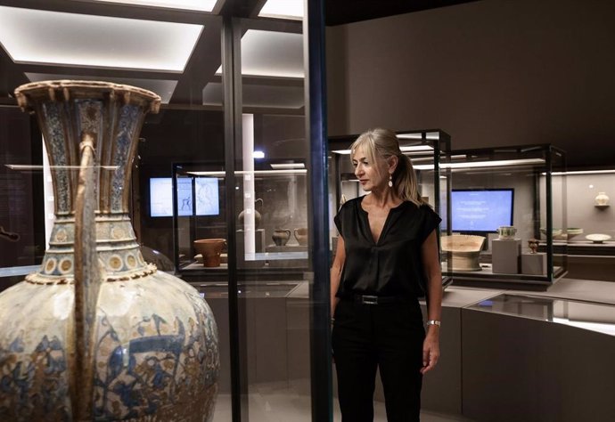 La consejera de Cultura y Deporte, Patricia del Pozo, visita la exposición sobre cerámica nazarí instalada en La Alhambra de Granada.