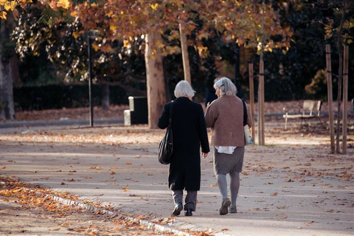 Archivo - Dos mujeres de avanzada edad caminando. 