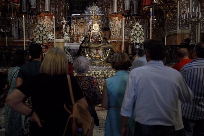 Archivo - Fieles en la veneración a la Virgen de las Angustias en Granada. Imagen de archivo. 