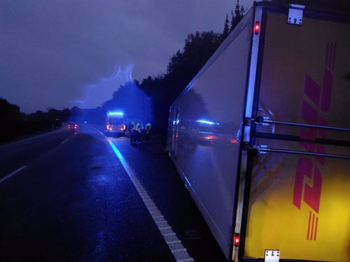 Un camión vuelca en la autovía A8 en Praves sin que se produzcan heridos