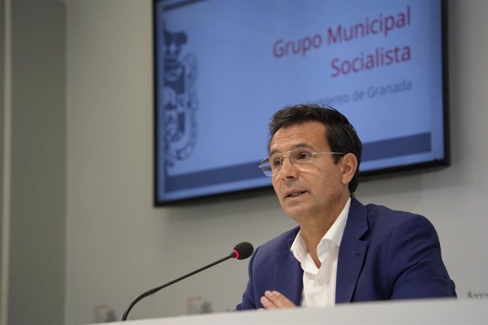 Archivo - El portavoz del PSOE en el Ayuntamiento de Granada, Paco Cuenca.