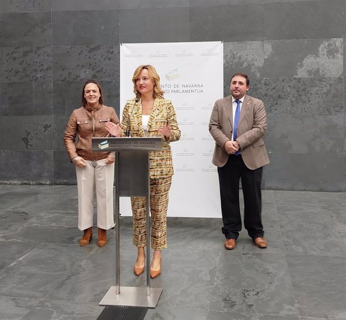 La ministra de Educación, Formación Profesional y Deportes, Pilar Alegría, junto al presidente del Parlamento de Navarra, Unai Hualde, y la delegada del Gobierno en Navarra, Alicia Echeverría