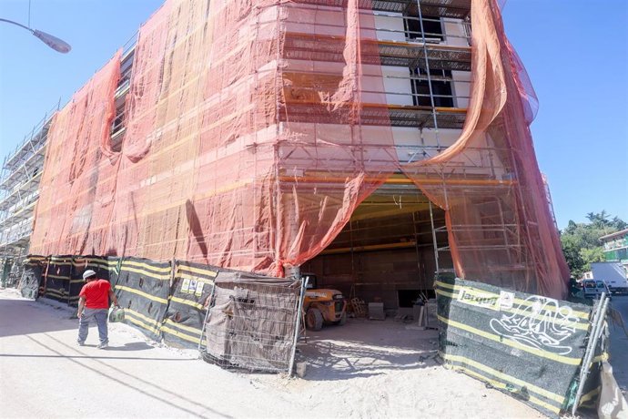 Un obrero trabaja en un bloque de viviendas en construcción.