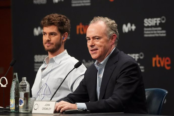 Andrew Garfield y John Crowley presentan 'We live in time' en San Sebastián.