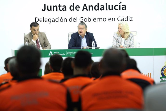 El consejero andaluz de la Presidencia, Interior, Diálogo Social y Simplificación Administrativa, Antonio Sanz, en la inauguración de la Jornada Provincial del Voluntariado de Protección Civil en Cádiz.