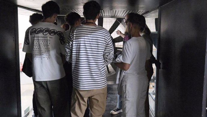 Alumnado dentro del túnel de viento de capa límite del Instituto Interuniversitario de Investigación del Sistema Tierra en Andalucía.