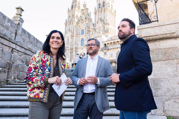 A secretaria xeral do PPdeG, Paula Prado, xunto ao coordinador de acción exterior dos populares galegos, Rubén do Río, e o edil compostelán Adrián Vila.