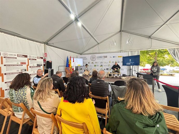 La directora general de la Industria y Cadena Agroalimentarias, Cristina Frías, ha estado presente en la parada que el proyecto LEADER Tour ha realizado en Salamanca