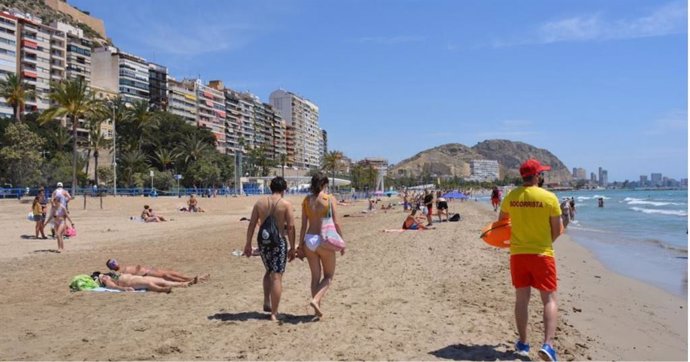 Archivo - Socorrista en una playa de Alicante.