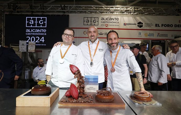 Pachi Larrea gana el Premio Internacional de Alta Pastelería Paco Torreblanca a la Mejor Tarta de Chocolate del mundo