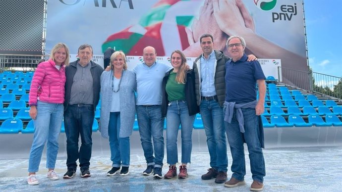 El presidente del EBB del PNV, Andoni Ortuzar, y el Lehendakari, Imanol Pradales, junto a otros dirigentes de la formación jeltzale