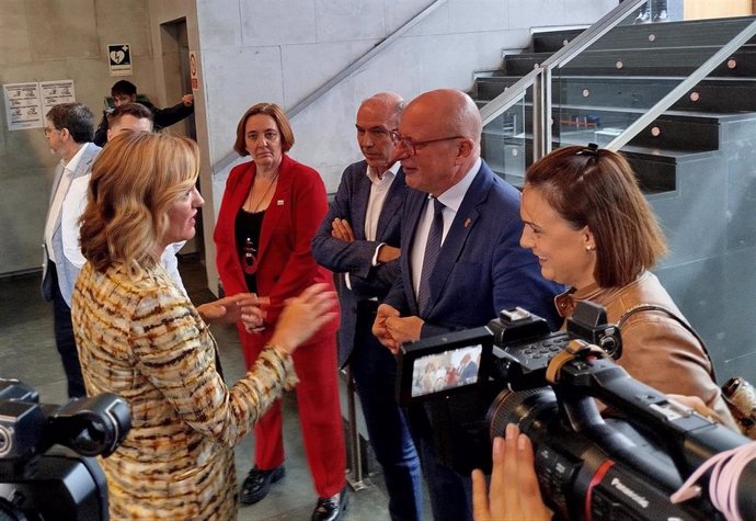 La ministra de Educación, Formación Profesional y Deportes, Pilar Alegría, junto al consejero de Educación del Gobierno de Navarra, Carlos Gimeno, y otros asistentes a las IV Jornadas 'Familia y estudiantes. Positivo en Convivencia'