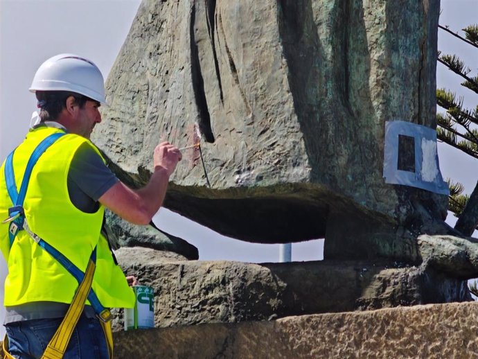 Un técnico de la empresa española GEA Asesoría Geológica toma muestras del bronce del monumento del Padre Anchieta