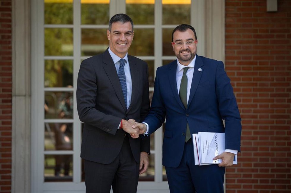 El presidente del Gobierno, Pedro Sánchez (i), recibe al presidente del Principado de Asturias, Adrián Barbón (d), en el Complejo de La Moncloa, a 27 de septiembre de 2024, en Madrid (España). Estas reuniones se enmarcan en la ronda que suele hacer el j