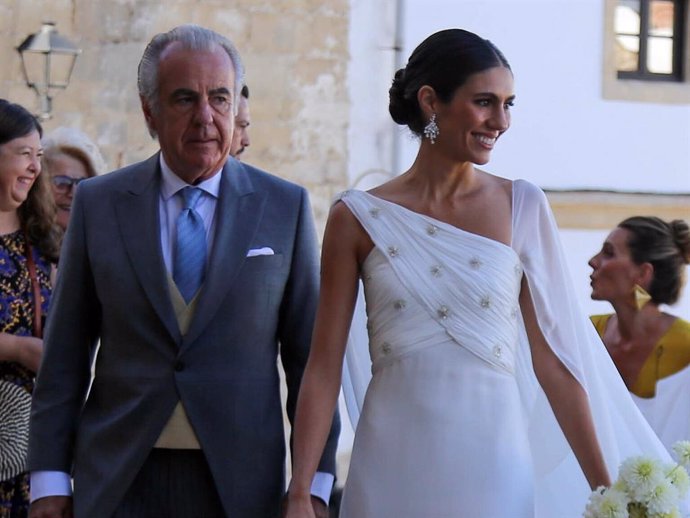 Ana Cristina Portillo llega a la Catedral de Jerez de la Frontera acompañado por su padre y sus hermanas, Alejandra, Eugenia y Claudia Osborne para darse el "si quiero" con Santiago Camacho  a 28 de Septiembre de 2024 en Jerez de la Frontera (España).